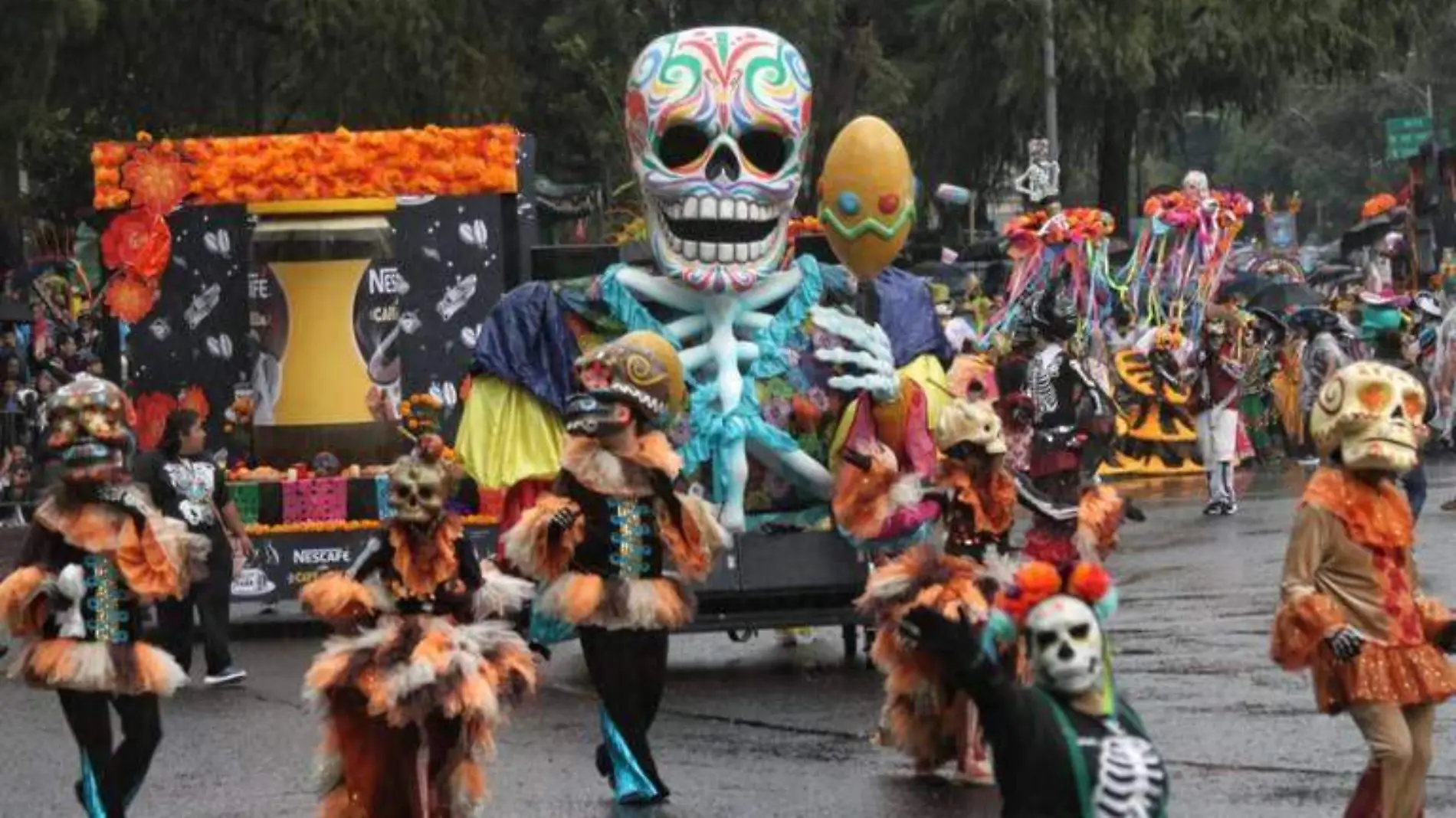 desfile muertos lluvia ROBERTO HERNANDEZ (1)